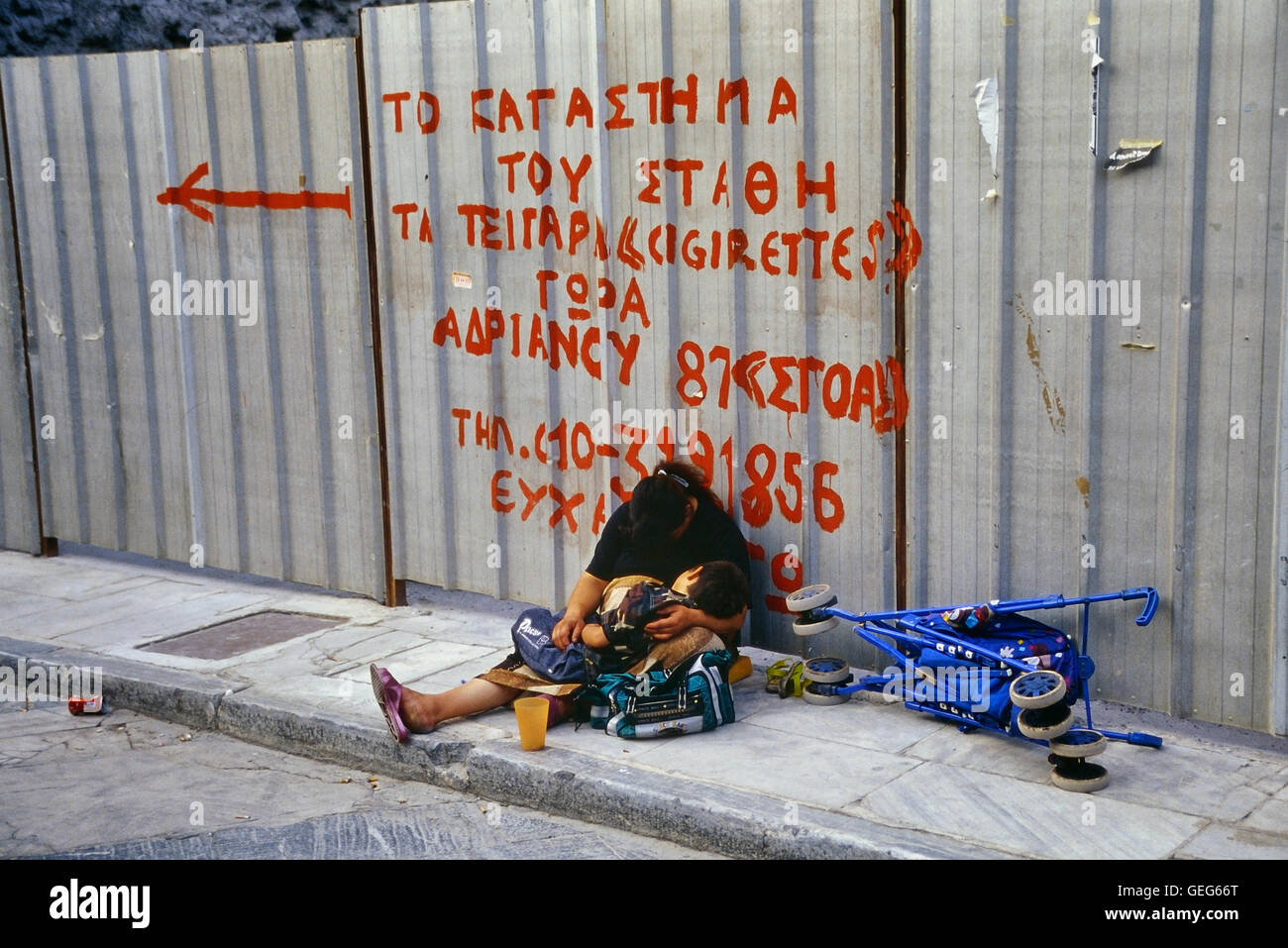 Obdachlose Bettler mit Kind. Athen. Griechenland. Europa Stockfoto