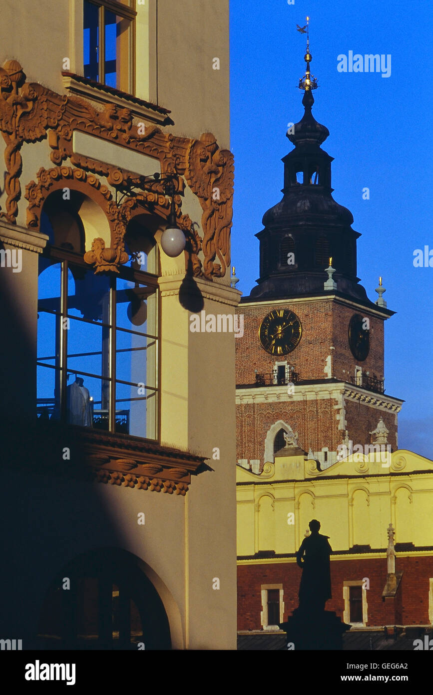 Der Uhrturm des Rathauses auf dem Marktplatz - Krakau in Polen. Europa Stockfoto