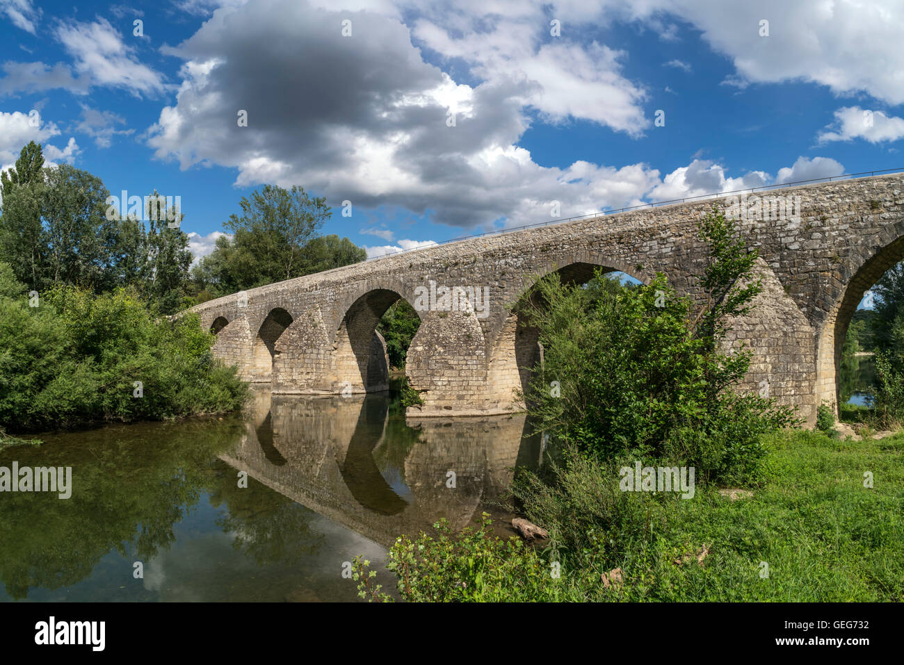 Römische Brücke, La Roque-Sur-Cèze, Frankreich, Languedoc-Roussillon, Stockfoto