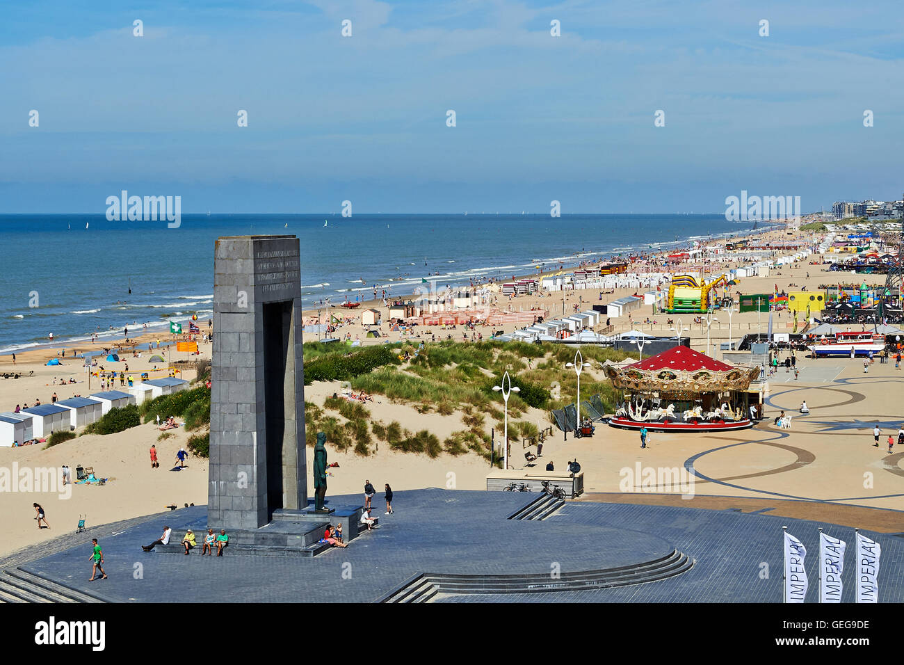 DE PANNE, Belgien - 6. Juli 2016: Viele Menschen genießen die belgische Küste im Sommer in De Panne, Belgien Stockfoto