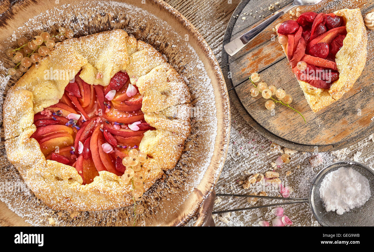 Draufsicht der rustikalen Obstkuchen auf einem Holztisch, selbstgemachter Kuchen. Stockfoto