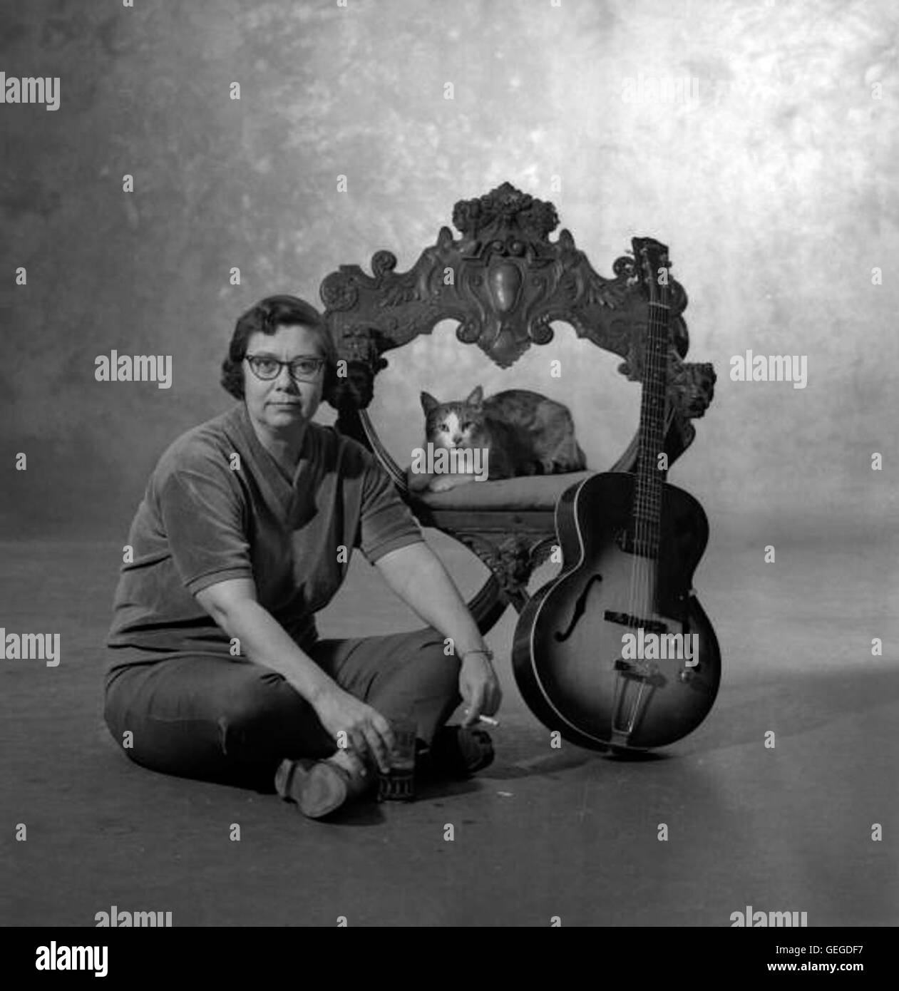 Die Historikerin Mary Lou Norwood wird mit ihrer Katze Sidney in Tallahassee fotografiert. Norwoods persönliches Leben und ihre Verbindung zu Tallahassee werden in diesem ungezwungenen Moment mit ihrem geliebten Haustier hervorgehoben. Stockfoto