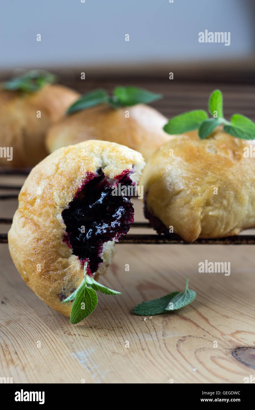 Brötchen mit Heidelbeeren Stockfoto