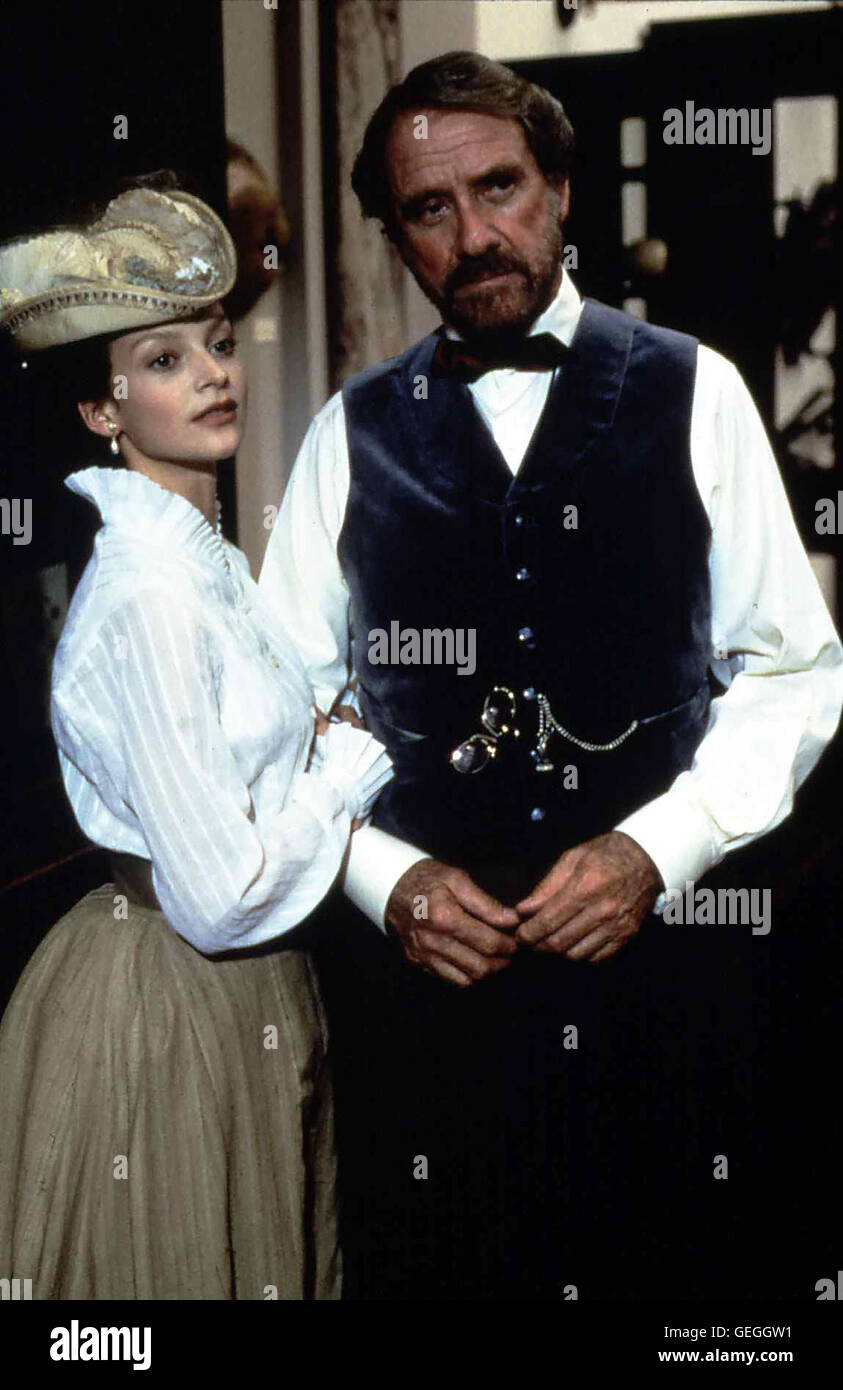 Julie Cox, Richard Crenna Auf der Suche Nach Einem Meerungeheuer Geraten Professor Aronnax (Richard Crenna) Und seine Tochter Sophie (Julie Cox) ein Bord des mysteriösen U-Bootes "Nautilus". Lokalen Caption *** 1996 20 000 Ligen unter dem Meer, 20.00 Uhr Stockfoto