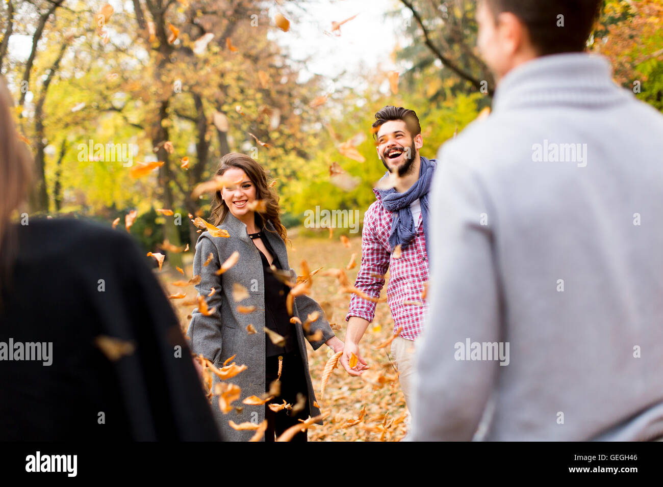 Junge Leute, die Spaß im Herbst park Stockfoto