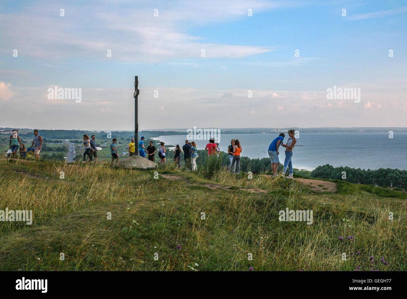 Pereslavl Zalessky, Russland - 23. Juli 2016: Abend Sommer Blick vom Alexandrova des Berges am Pleshcheevo See. Autotouris Stockfoto