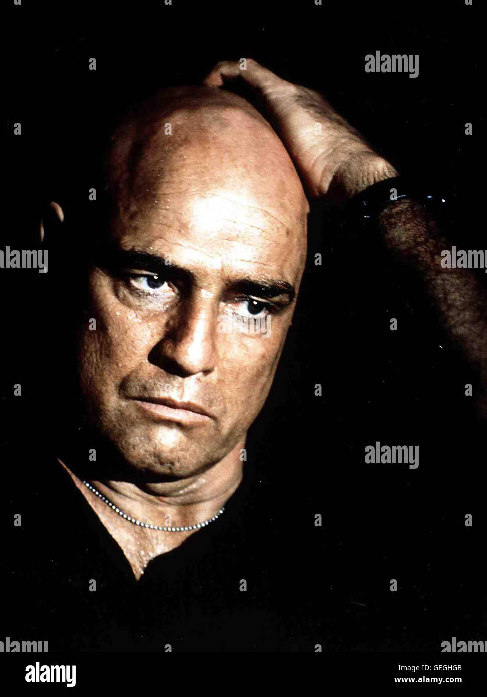 Marlon Brando Captain Willard Soll Den Verrueckten Amerikanischen Colonel Kurtz (Marlon Brando) Liquidieren, der Sich Auf Einer Insel als Despot Auffuehrt.  Lokalen Caption *** 1979, Apocalypse Now, Apocalypse Now Stockfoto