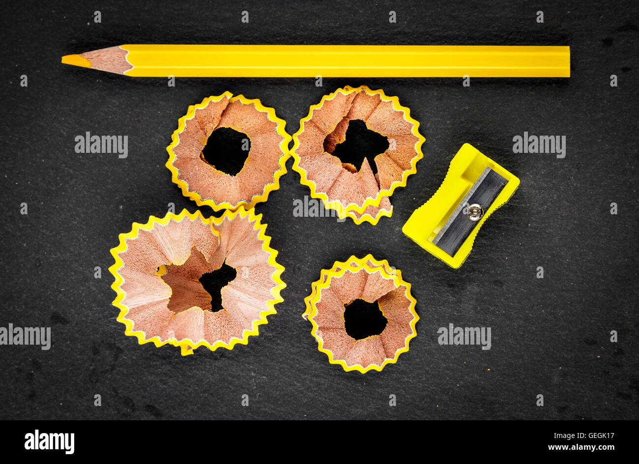 Gelbe Späne Bleistift, gelbe Spitzer und gelbe Bleistift auf schwarzem Hintergrund. Horizontales Bild. Stockfoto