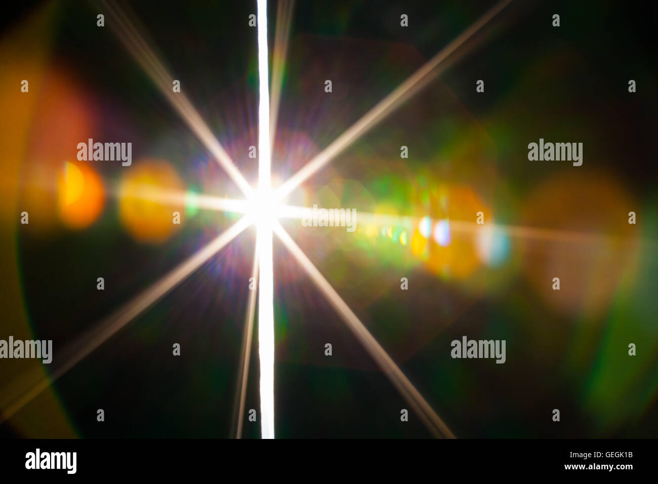Echte fotografische Blendenfleck ein helles Licht durch einen Schlitz Stockfoto