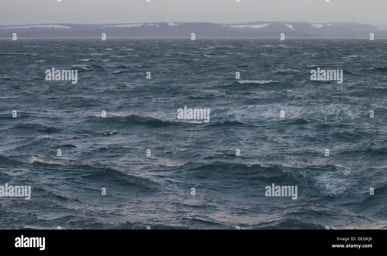 Scharfe Wellen im arktischen Meer. Am Horizont der nördlichen Insel Nowaja Semlja Stockfoto