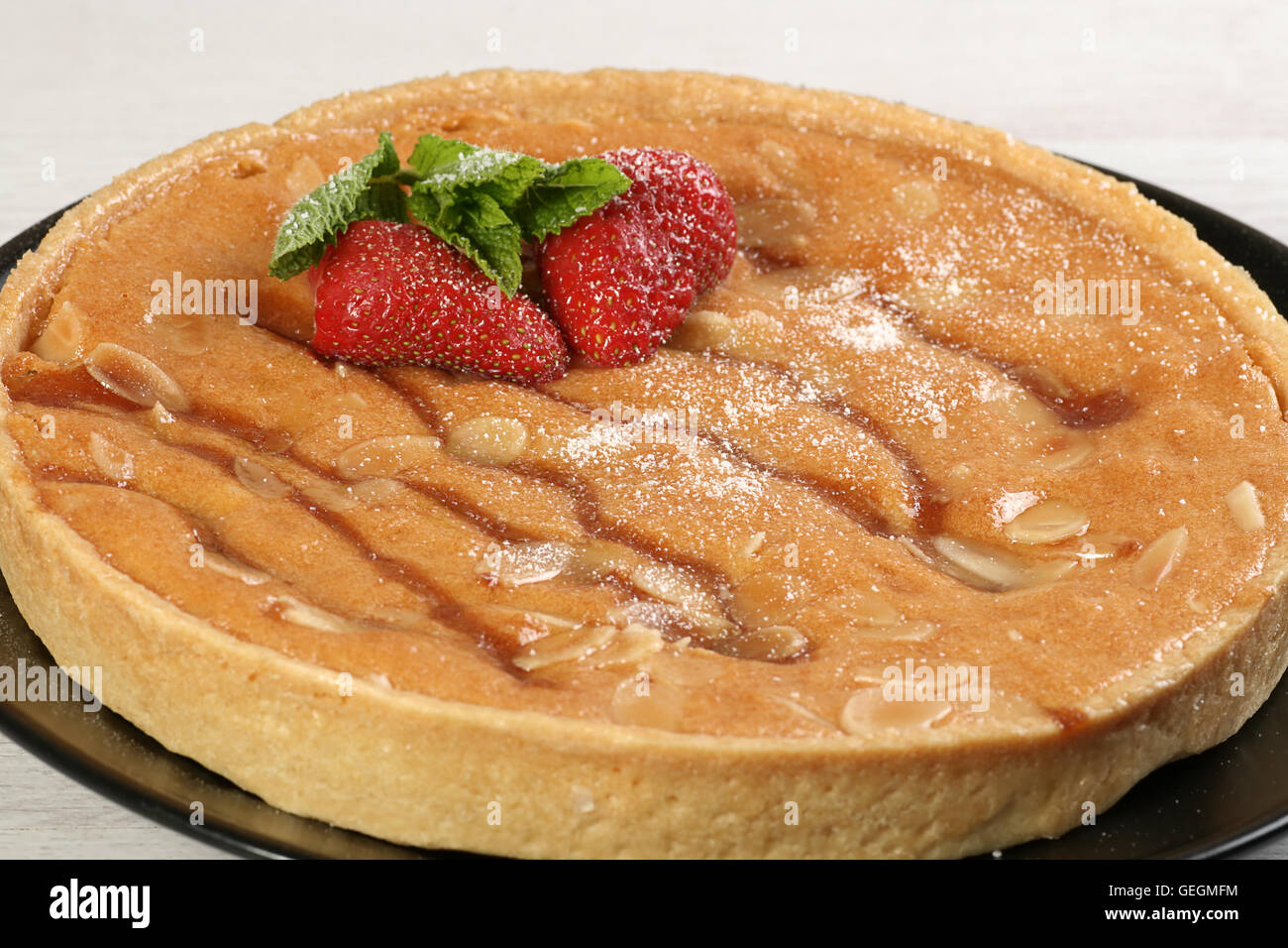 Ganze Bakewell Pudding, Bakewell Tart mit Erdbeeren Stockfoto