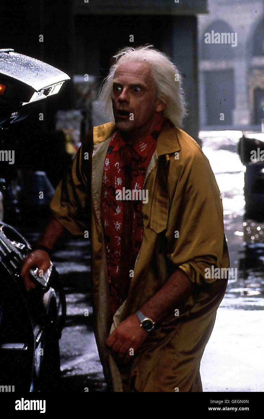 Christopher Lloyd 'Doc' Brown (Christopher Lloyd) Sieht Sich um. Lokalen Caption *** 1989, zurück in die Zukunft Teil Ii Zurueck In sterben Zukunft Ii Stockfoto