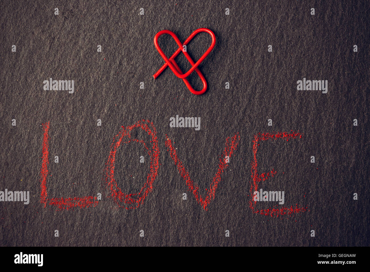 Liebe-Konzept für Liebhaber mit herzförmigen Clip gemacht. Horizontales Bild. Stockfoto