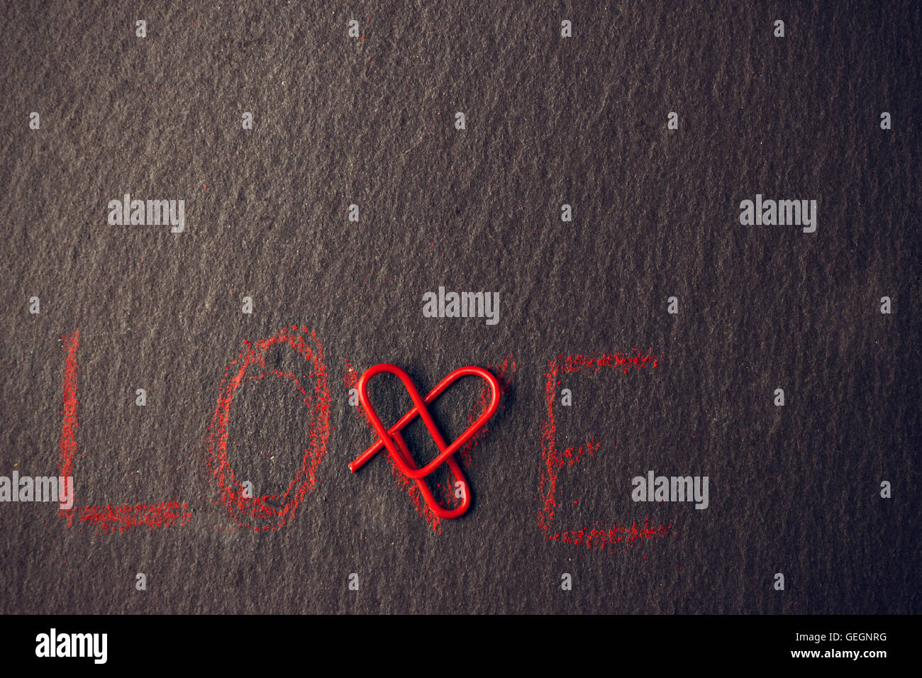 Liebe-Konzept für Liebhaber mit herzförmigen Clip gemacht. Horizontales Bild. Stockfoto