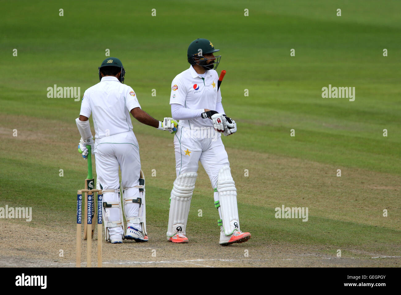 Pakistans Misbah-Ul-Haq (rechts) Wanderungen ab nach ihrer Entlassung tagsüber vier zweiten Investec Test match bei Emirates Old Trafford, Manchester. Stockfoto