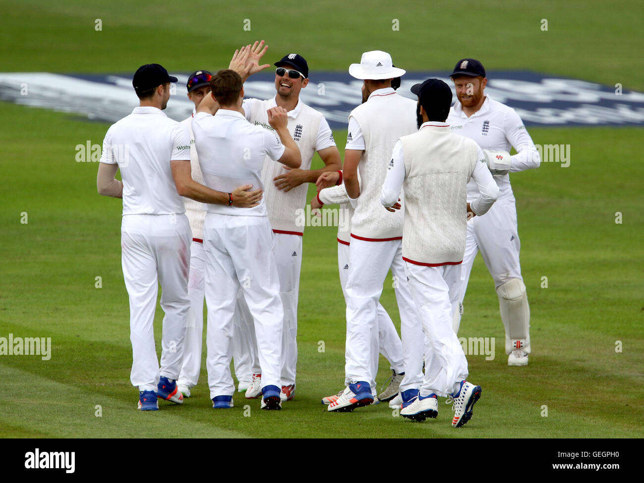 Englands Chris Woakes ist von Teamkollegen gratulierte, nach der Einnahme des Wicket Pakistans Misbah-Ul-Haq tagsüber vier von der zweiten Investec Testspiel im Emirates Old Trafford, Manchester. Stockfoto