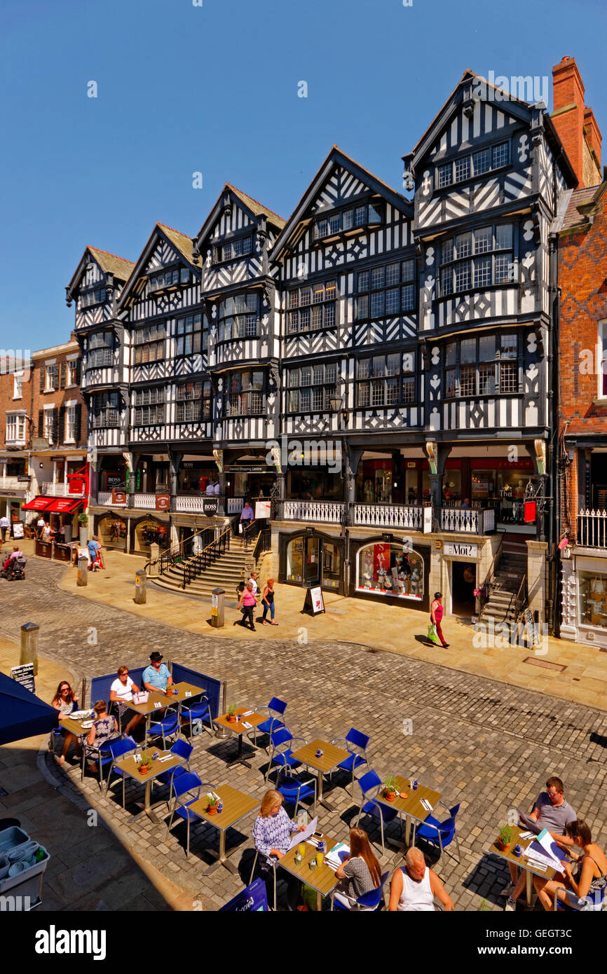 Bridge Street mit der Grosvenor Shopping Centre im Stadtzentrum von Chester, Cheshire. Stockfoto