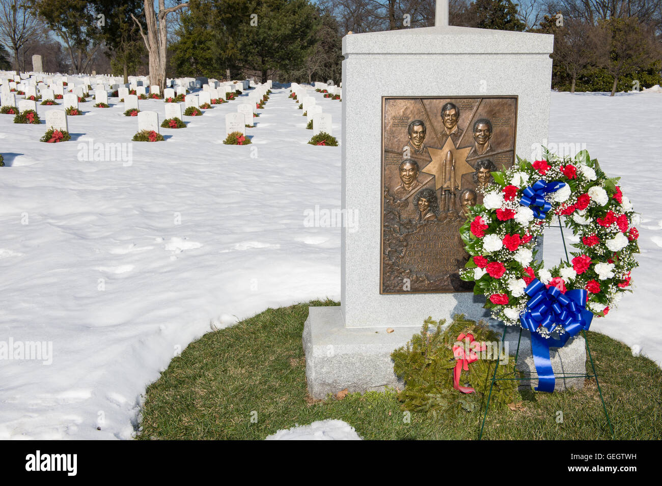 Am Tag der Erinnerung werden Kränze auf dem Arlington National Cemetery platziert, um die Toten zu ehren, die bei der Space Shuttle Challenger-Katastrophe ums Leben kamen. Die Veranstaltung ist eine feierliche Hommage an die Crew-Mitglieder des Shuttles. Stockfoto