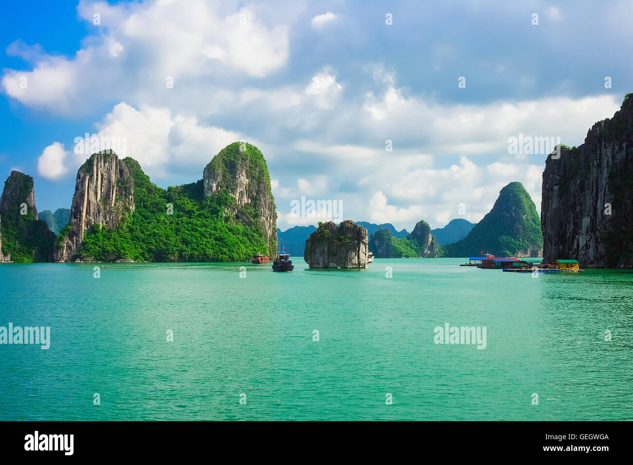 Felsinseln in Halong Bucht, Vietnam, Südostasien. UNESCO-Weltkulturerbe. Stockfoto