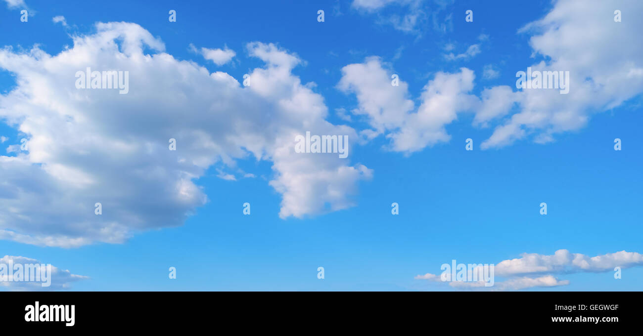 Schöne weiße Wolken am blauen Himmelshintergrund Stockfoto