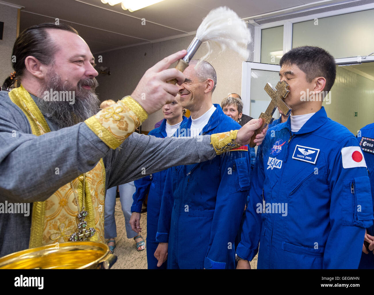 Die Besatzungsmitglieder der Expedition 48, darunter Anatoly Ivanishin, Takuya Onishi und Andrey Shelepin, bereiten sich im Cosmonaut Hotel in Baikonur, Kasachstan, auf ihre Aktivitäten vor. Die Mission ist Teil der Bemühungen der NASA in Zusammenarbeit mit der Russischen Föderalen Weltraumorganisation und der Japan Aerospace Exploration Agency (JAXA) zur Unterstützung der Internationalen Raumstation. Stockfoto