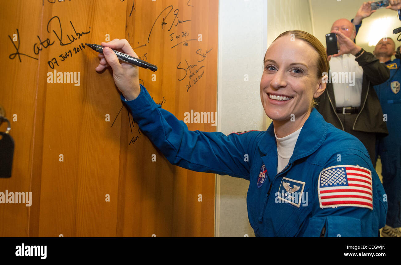 Die Besatzungsmitglieder der Expedition 48 unterzeichneten die Tür ihres Hotels, bevor sie zur Internationalen Raumstation starteten. Dieses Preflight-Event fand im Cosmonaut Hotel in Baikonur, Kasachstan, statt, an dem die Astronauten Kate Rubins und Andrey Shelepin teilnahmen. Die Mission war eine Zusammenarbeit zwischen der NASA, Roscosmos und der Japan Aerospace Exploration Agency (JAXA). Stockfoto