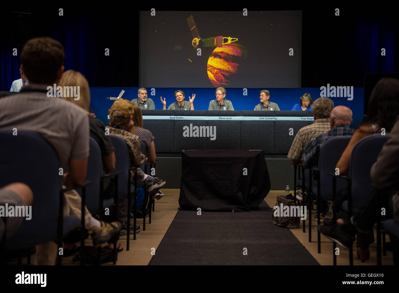 Das Juno-Missionsteam hält ein Nachrichtengespräch ab, um den Fortschritt des Raumschiffs zu diskutieren. Experten des Jet Propulsion Laboratory der NASA geben aktuelle Informationen über die Mission zur Erforschung des Jupiter. Stockfoto