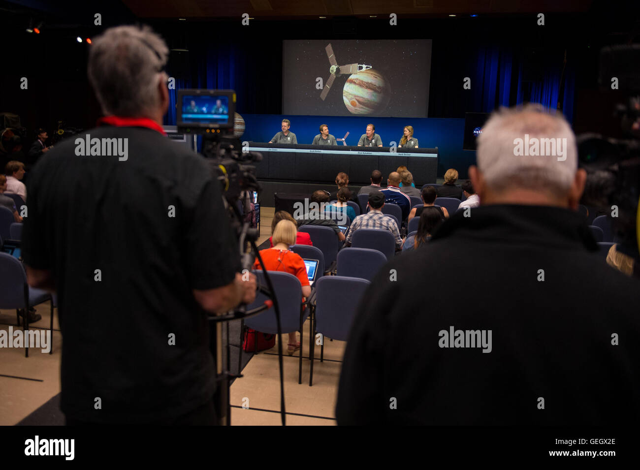 Die NASA-Raumsonde Juno bereitet sich auf ihre Orbiteinlage um Jupiter vor. Wichtige Persönlichkeiten des Jet Propulsion Laboratory (JPL), darunter James Green, Scott Bolton und Rick Nybakken, diskutieren während eines Pressebriefings im Theodore von Kármán Auditorium in Pasadena, KALIFORNIEN, über den Fortschritt der Mission. Stockfoto
