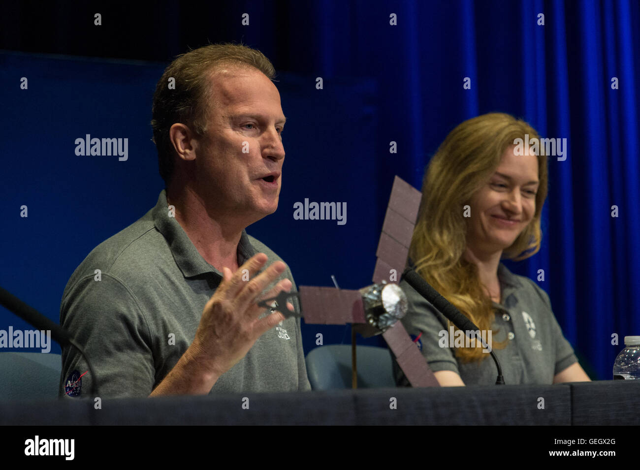 Die Juno-Mission der NASA bereitet sich auf die Einfügung des Jupiter-Orbits vor, mit einem News Briefing im Jet Propulsion Laboratory. Das Team diskutiert den Ansatz des Raumfahrzeugs und die anstehenden Ziele für die Untersuchung des Gasriesen. Stockfoto