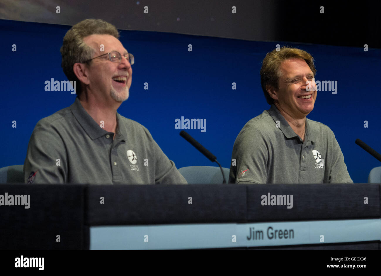 Das Jet Propulsion Laboratory der NASA hielt eine Besprechung über die Annäherung der Juno-Mission an den Jupiter vor dem Einsetzen in die Umlaufbahn ab. Wissenschaftler diskutierten die Ziele der Mission und die Flugbahn des Raumschiffs, als es sich dem Gasriesen näherte. Stockfoto