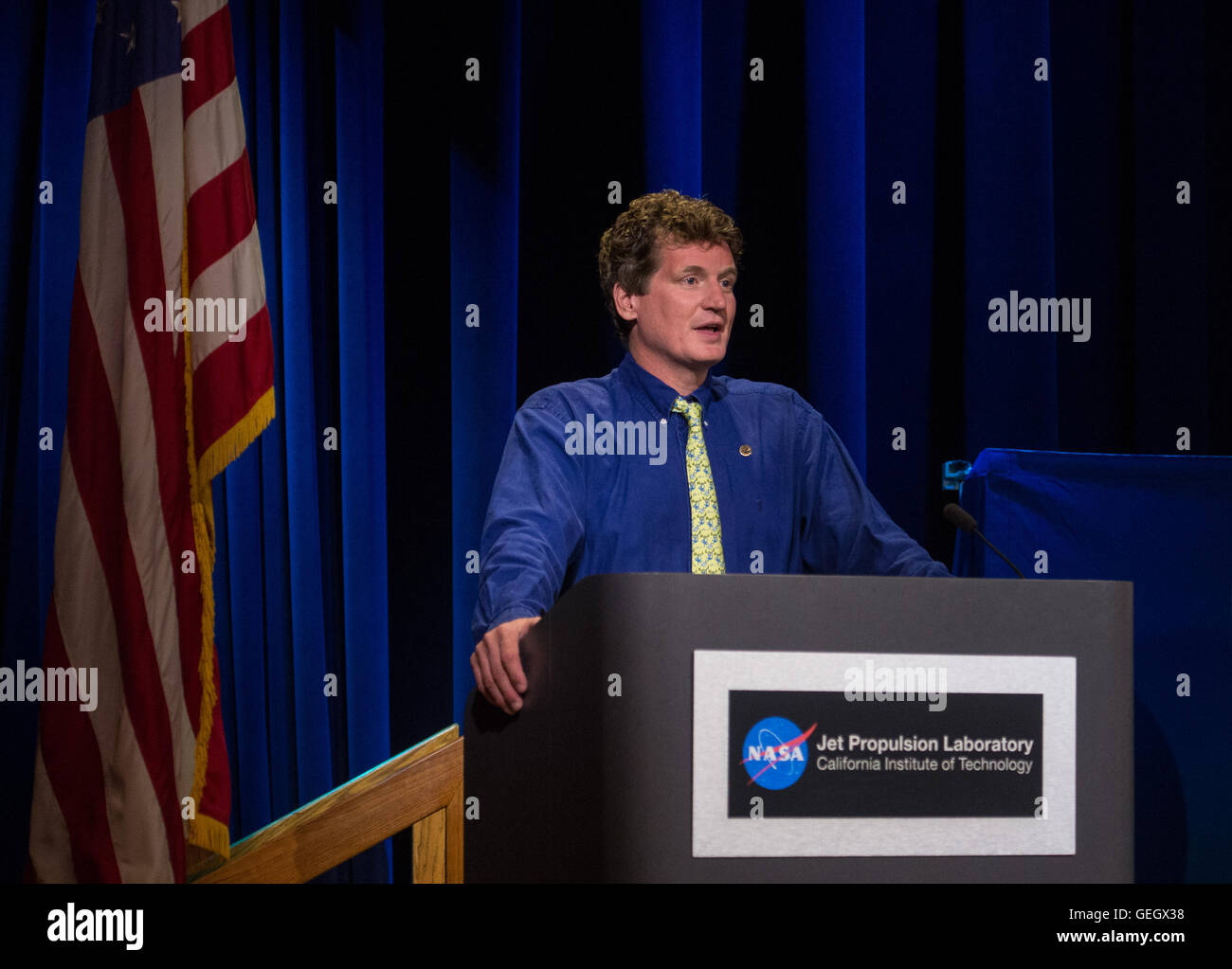 Die NASA-Raumsonde Juno bereitet sich auf ihre Umlaufbahn um den Jupiter vor. Das Missionsteam, darunter Experten des Jet Propulsion Laboratory, erörtert wichtige Meilensteine für den Erfolg der Mission. Stockfoto