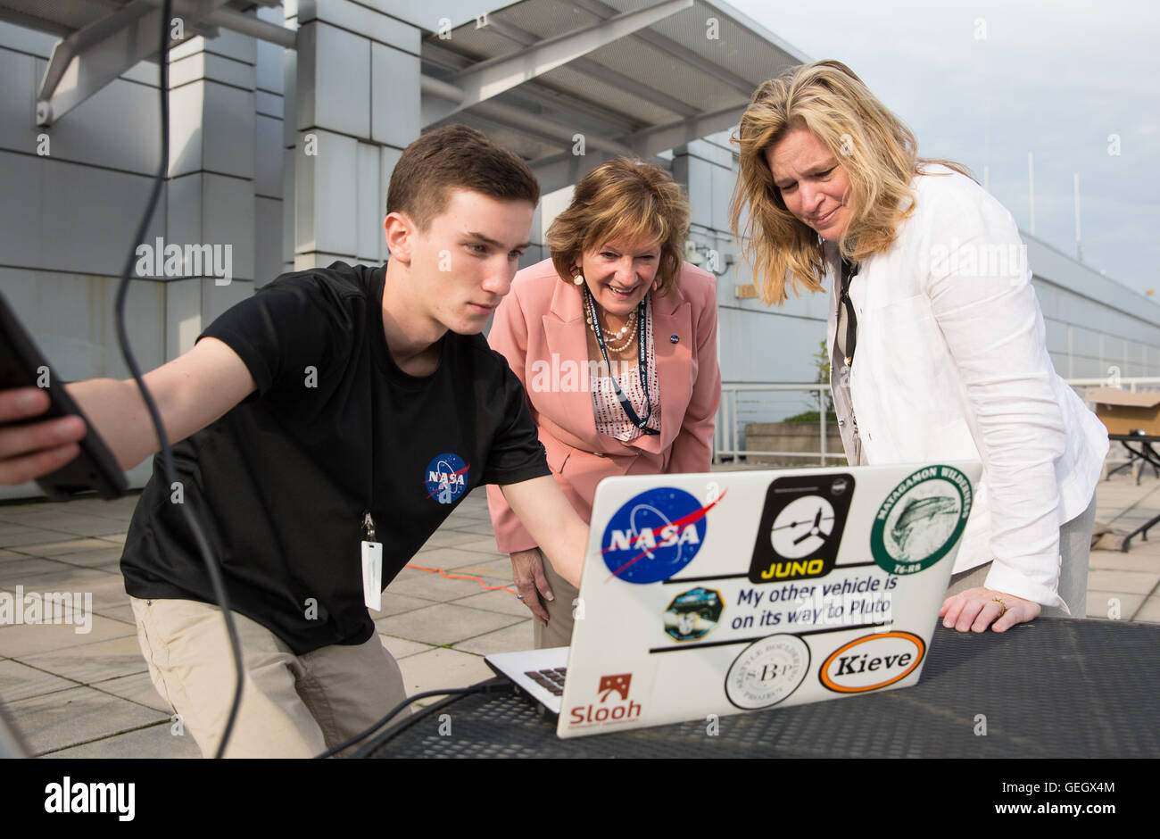 Der Mercury Solar Transit, der vom Hauptquartier der NASA erfasst wurde, zeigt den Planeten Mercury, der die Sonnenscheibe durchquert. Das Bild zeigt das bedeutende astronomische Ereignis, das von NASA-Experten beobachtet wurde, darunter Ellen Stofan und Joel Kowsky. Stockfoto