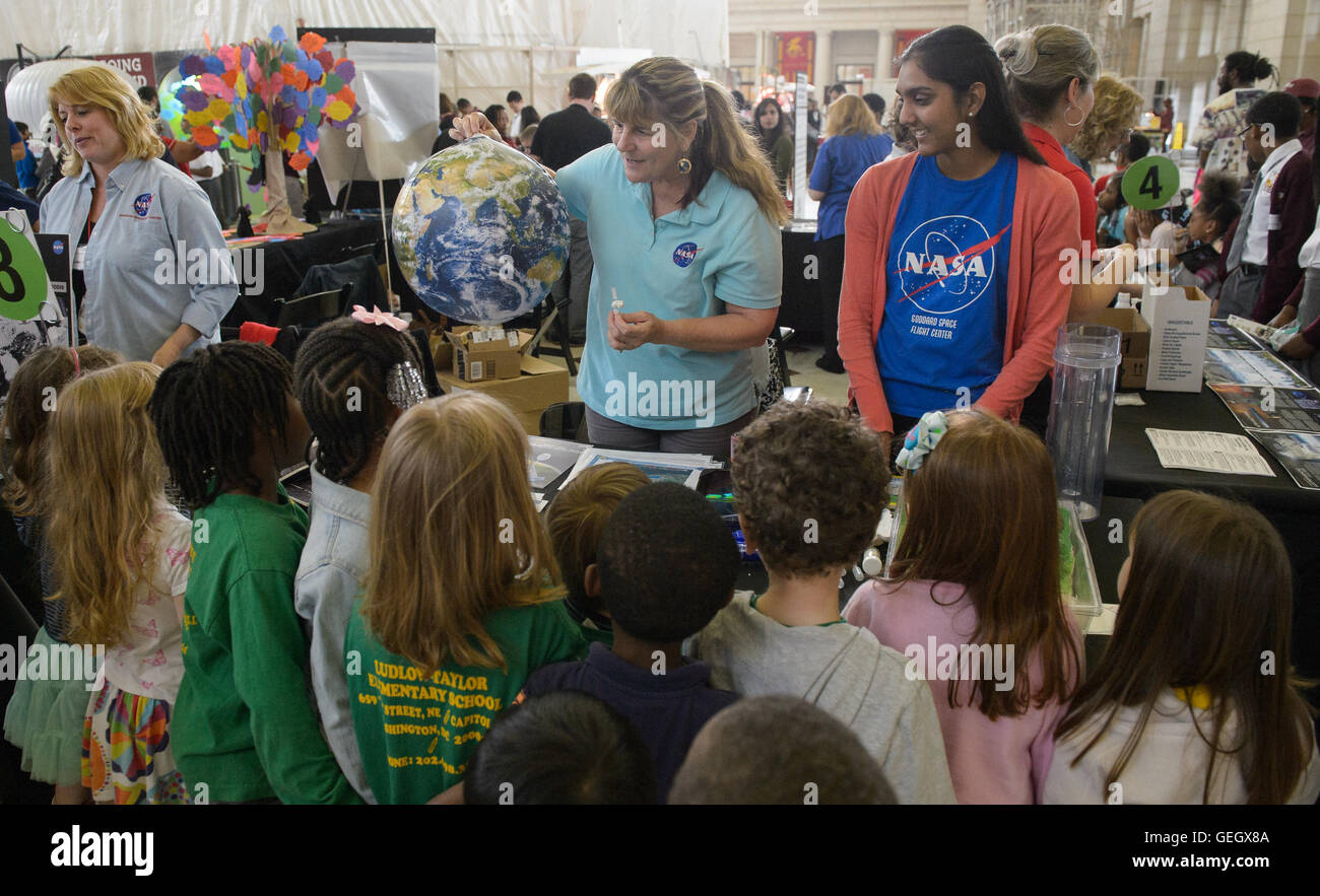 Die NASA feierte den Earth Day 2016 mit Veranstaltungen auf der Union Station in Washington, D.C., wobei der Schwerpunkt auf der Bedeutung der Erdbeobachtung, des Klimawandels und der Rolle der NASA in der Umweltforschung lag. Der Tag hob die Bemühungen der Agentur zur Überwachung der Ökosysteme der Erde hervor. Stockfoto