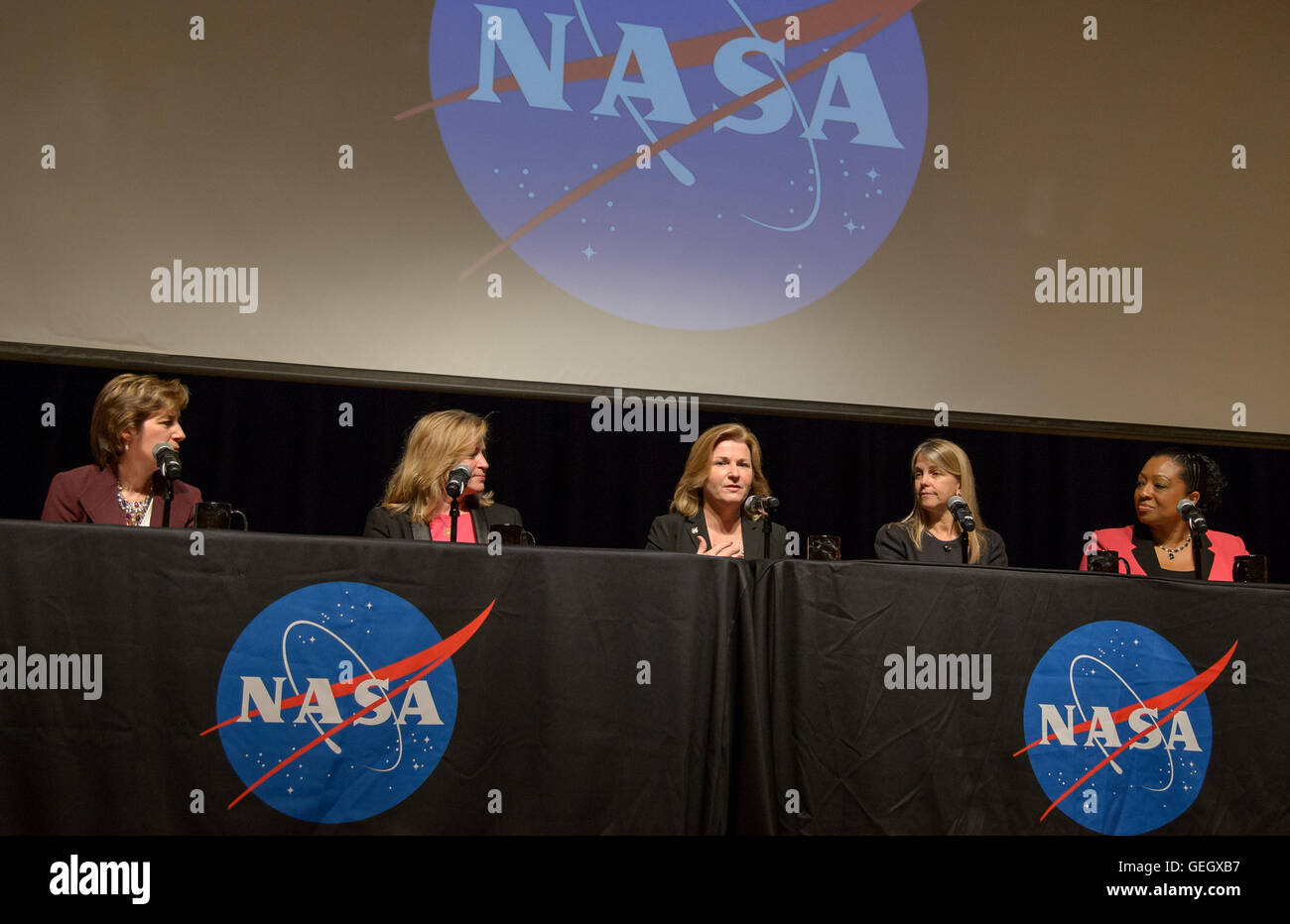 Die NASA-Veranstaltung Women in Action im Goddard Space Flight Center in Greenbelt, Maryland, zeigte einflussreiche Frauen in der Weltraumwissenschaft und -Führung, darunter Ellen Ochoa, Dava Newman und Christyl Johnson, die die Gleichstellung der Geschlechter in der Weltraumforschung betonten. Stockfoto