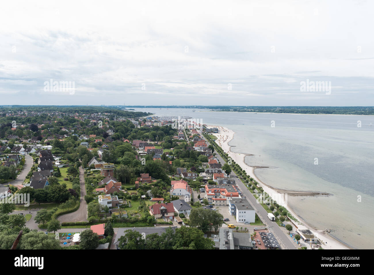 Vogelperspektive in Laboe West in Richtung Kiel über die Ostsee Stockfoto