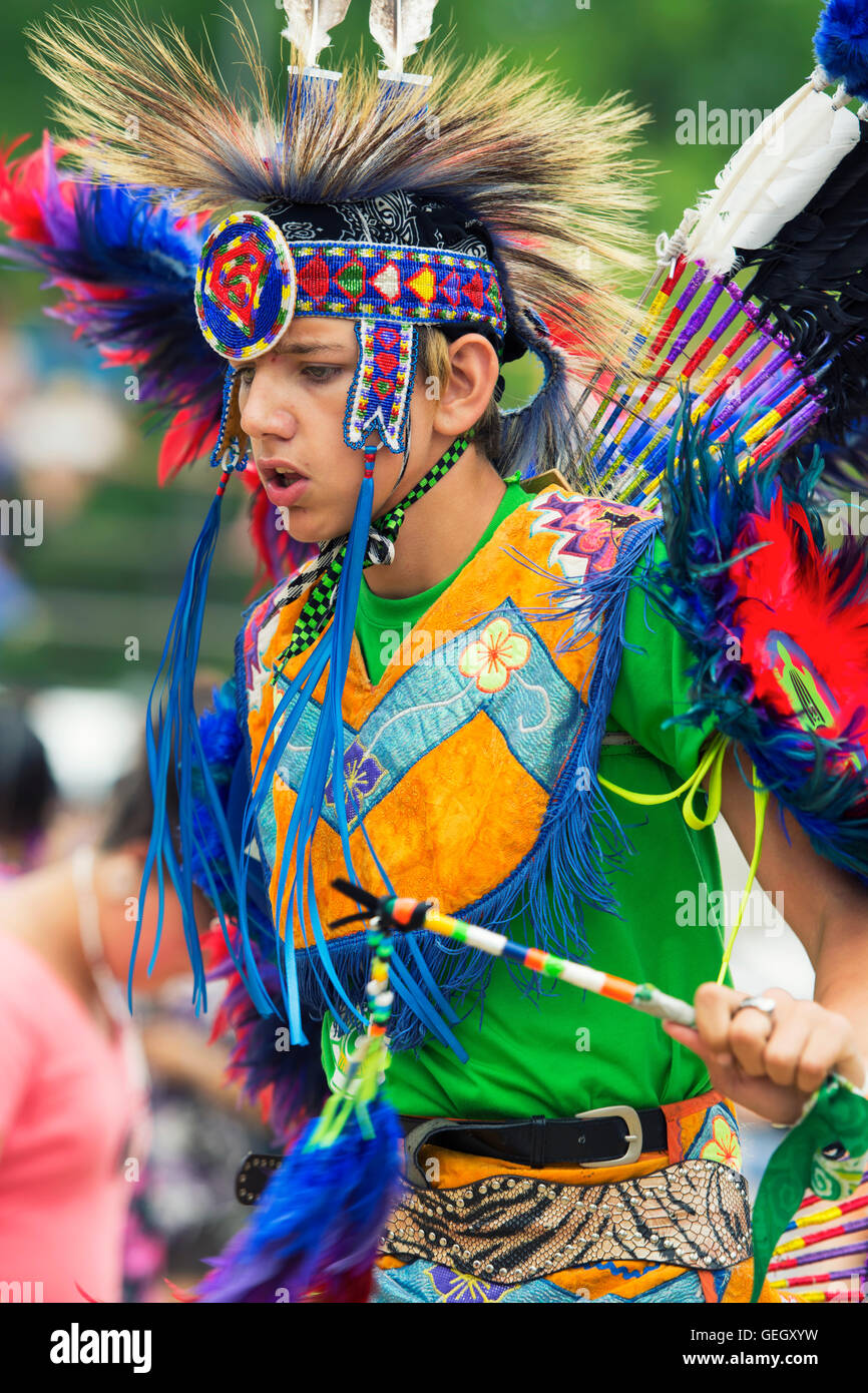 Pow Wow einheimische Tänzer in traditionellen Insignien, die sechs Nationen des Grand River Champion of Champions Powwow, Ohsweken Kanada Stockfoto