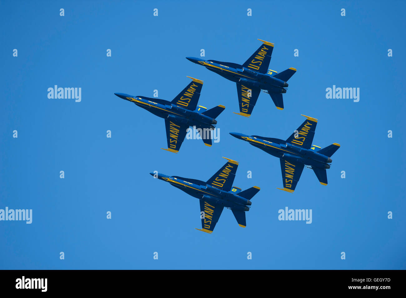 Vier United States Navy Blue Angels F/A-18 Hornets im Formationsflug. Stockfoto