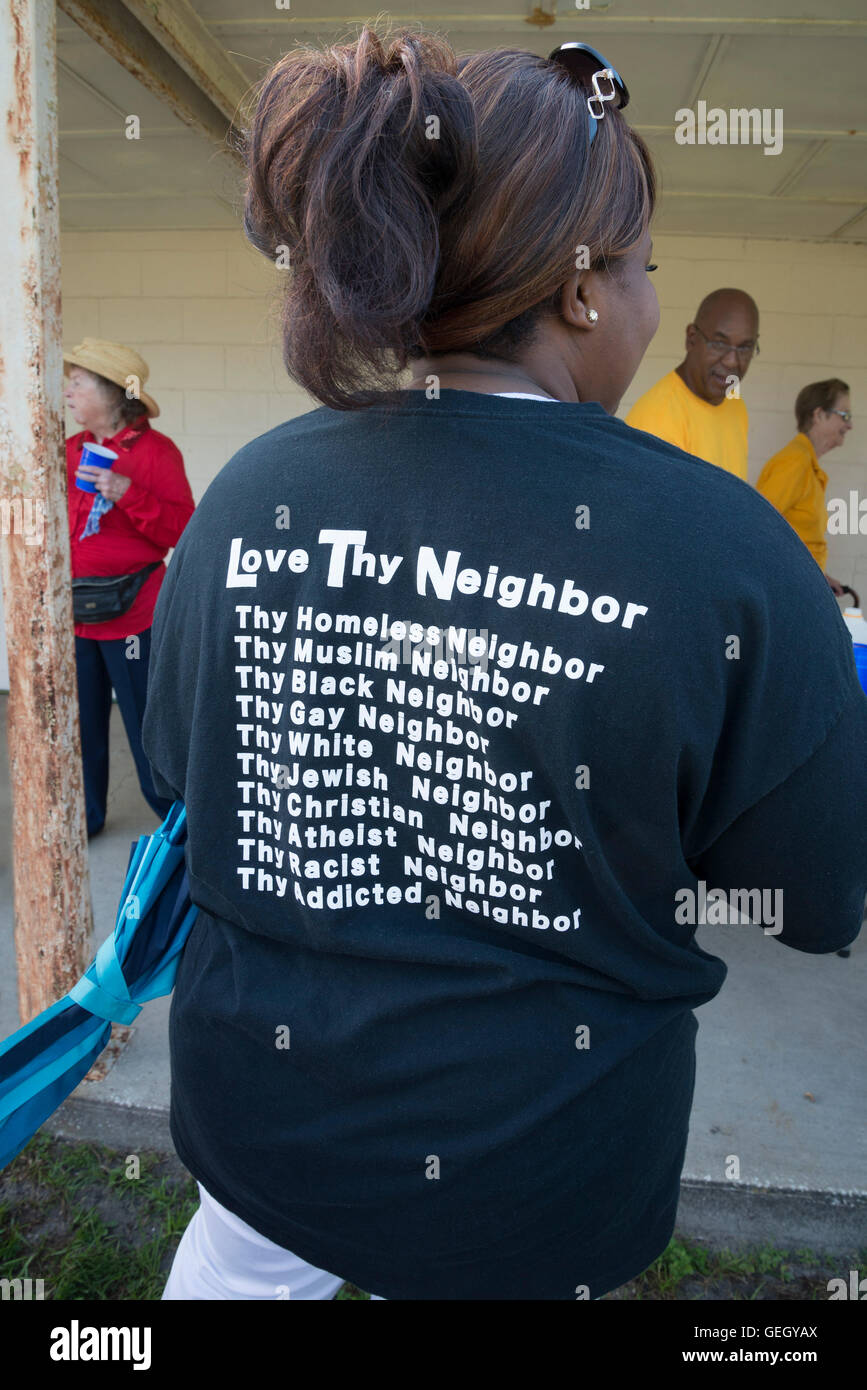 Zur Unterstützung der örtlichen Polizei in der Stadt North Florida von High Springs Rally.  Woman in Love Thy Neighbor T-shirt. Stockfoto