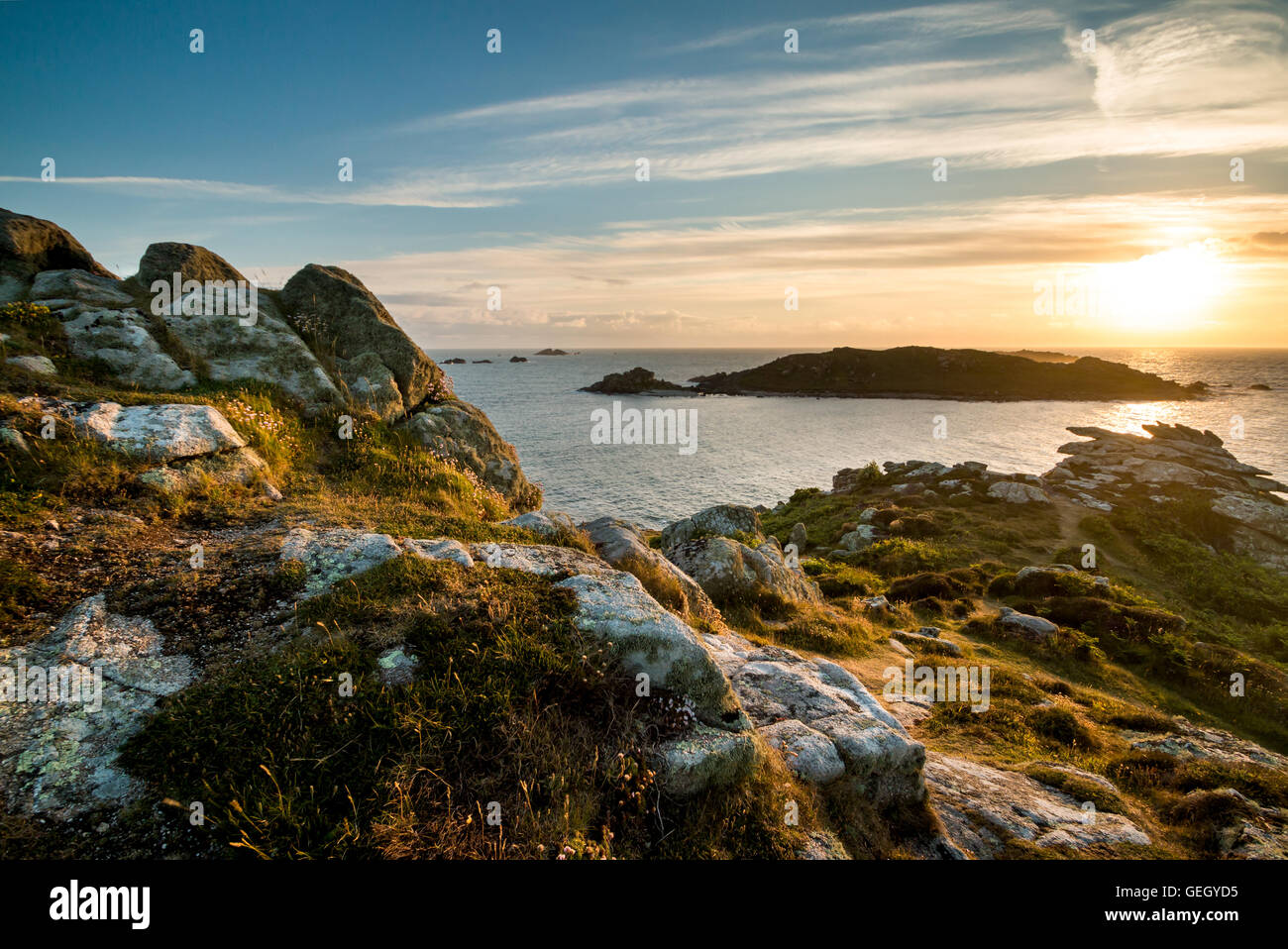 Gweal Insel bei Sonnenuntergang, wie von Bryher, Isles of Scilly gesehen Stockfoto