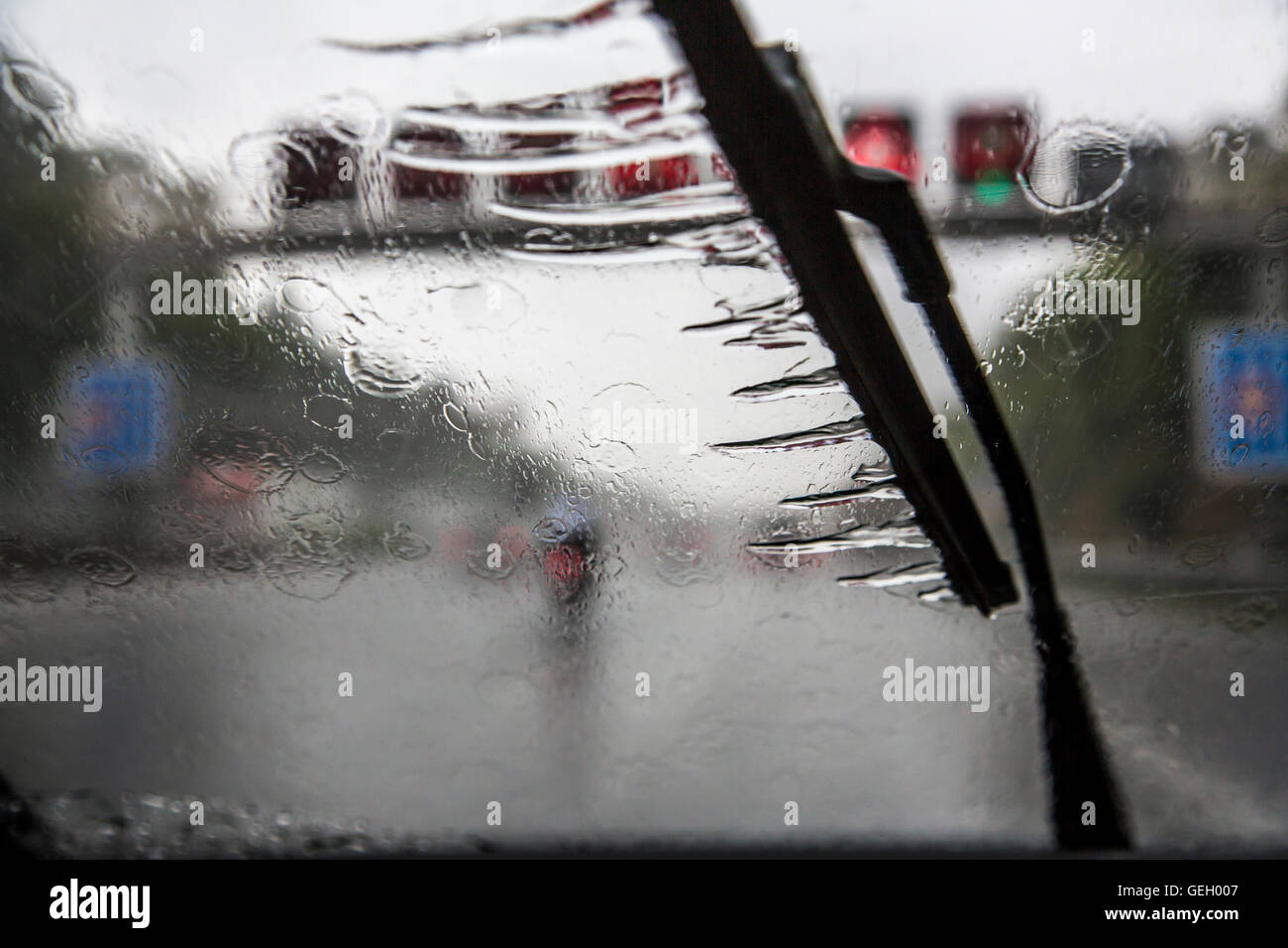 Auto fährt, bei starkem Regen Sturm auf einer Autobahn, Scheibenwischer  auf, viel Wasser auf der Fahrbahn, Deutschland Stockfotografie - Alamy
