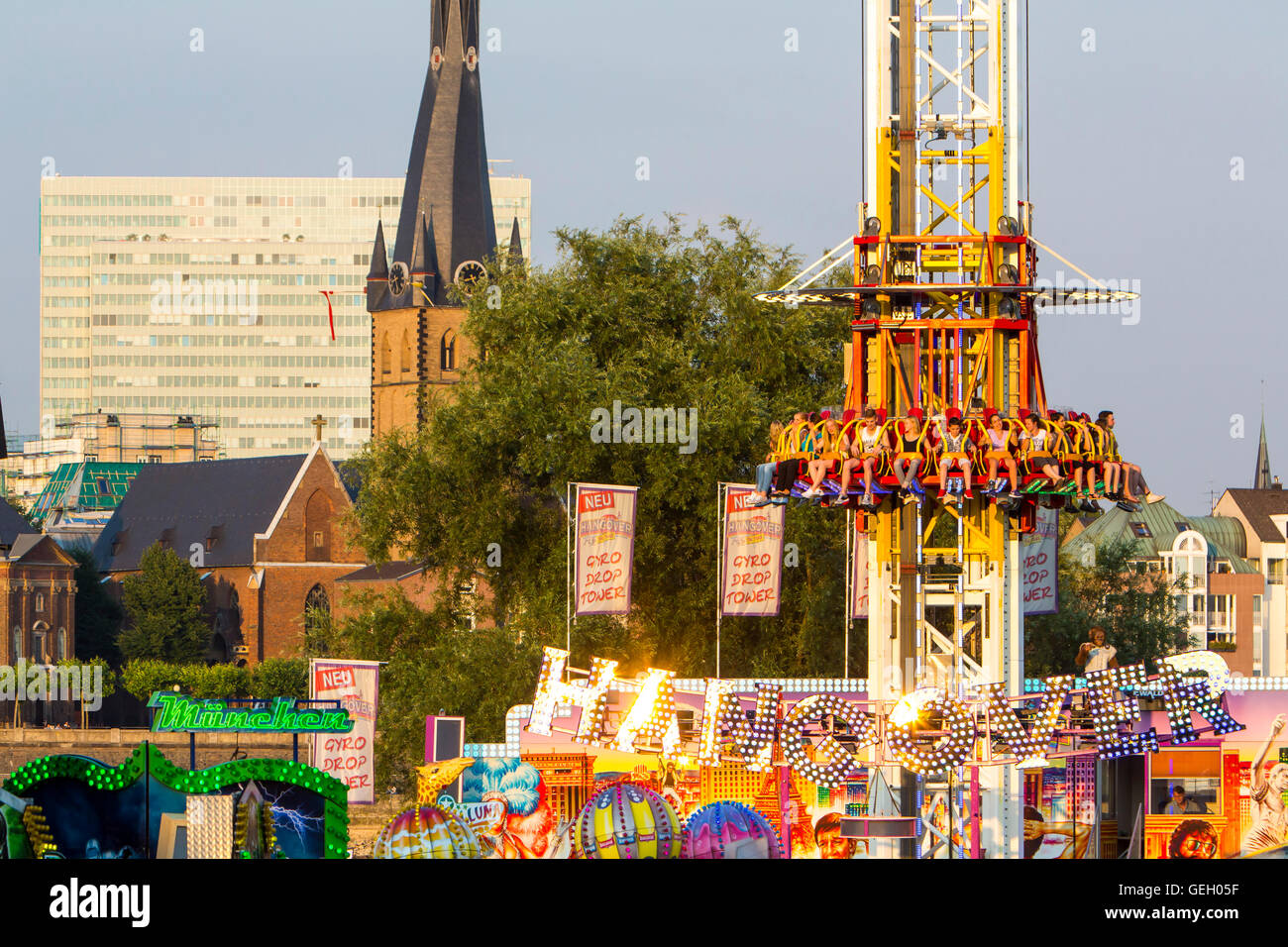 Größte Messe auf dem Rhein, mehr als 4 Millionen Besucher, mit vielen modernen Fahrgeschäften, Bierzelten, Düsseldorf, Deutschland Stockfoto