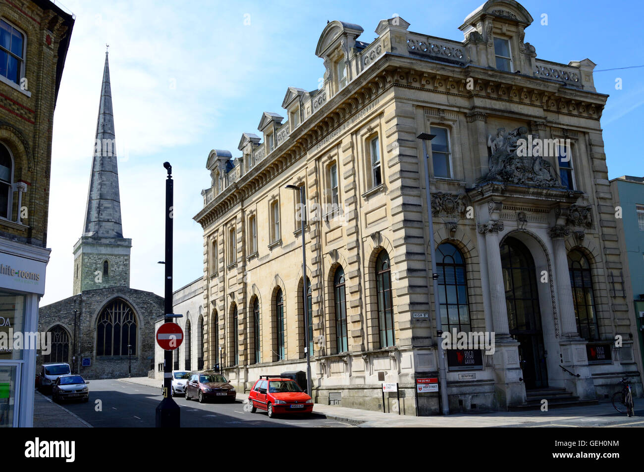 Blick über St Michaels Street in Southampton mit St. Michaels-Kirche im Hintergrund. Stockfoto