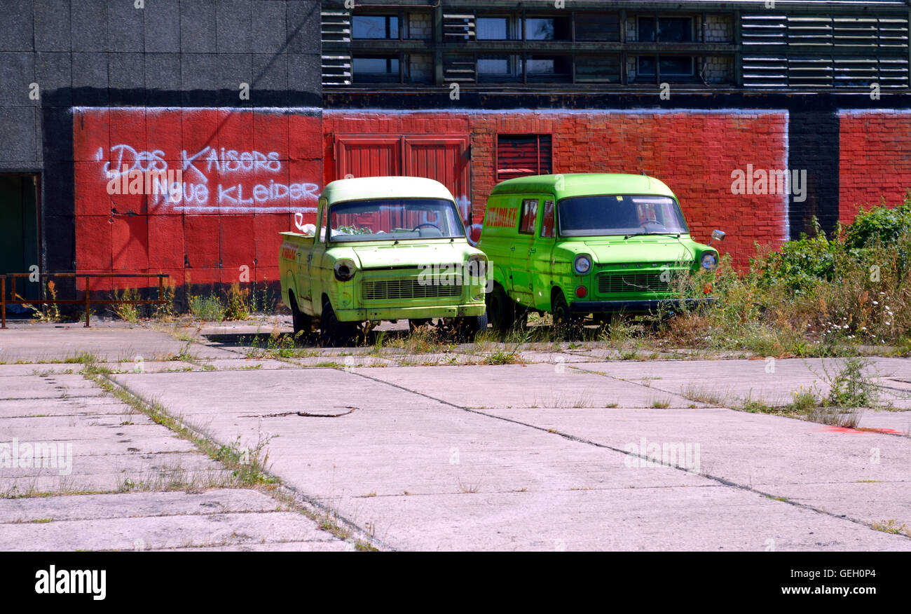 Verlassene Autos vor ein verfallenes Gebäude in Berlin Schöneweide, Platz am Kaisersteg, Berlin, Deutschland Stockfoto