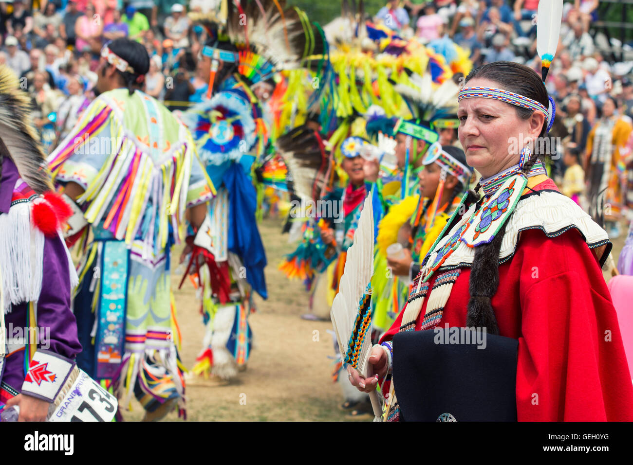 Pow Wow Native Tänzerin im traditionellen Insignien, Kostüm sechs Nationen der Grand River Meister der Meister Powwow, Ohsweken Kanada Stockfoto