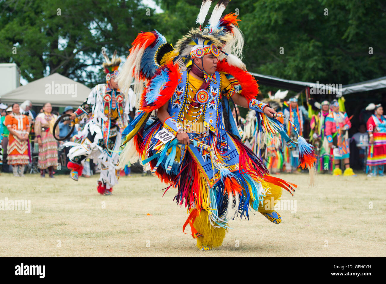 Pow Wow einheimische Tänzer in traditionellen Insignien, die sechs Nationen des Grand River Champion of Champions Powwow, Ohsweken Kanada Stockfoto