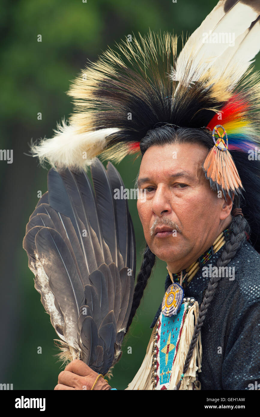 Pow Wow einheimische Tänzer in traditionellen Insignien, die sechs Nationen des Grand River Champion of Champions Powwow, Ohsweken Kanada Stockfoto