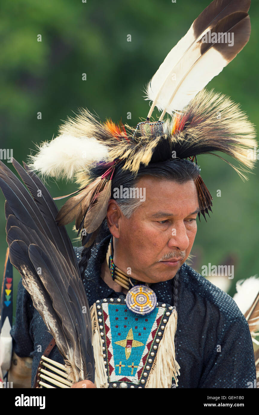 Pow Wow einheimische Tänzer in traditionellen Insignien, die sechs Nationen des Grand River Champion of Champions Powwow, Ohsweken Kanada Stockfoto
