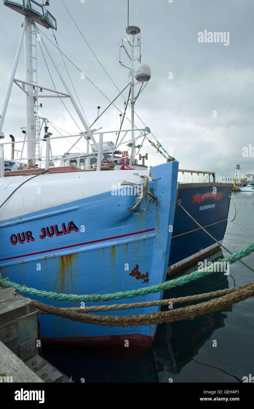 Angelboote/Fischerboote im Hafen von Scarborough North Yorkshire UK gefesselt. Stockfoto