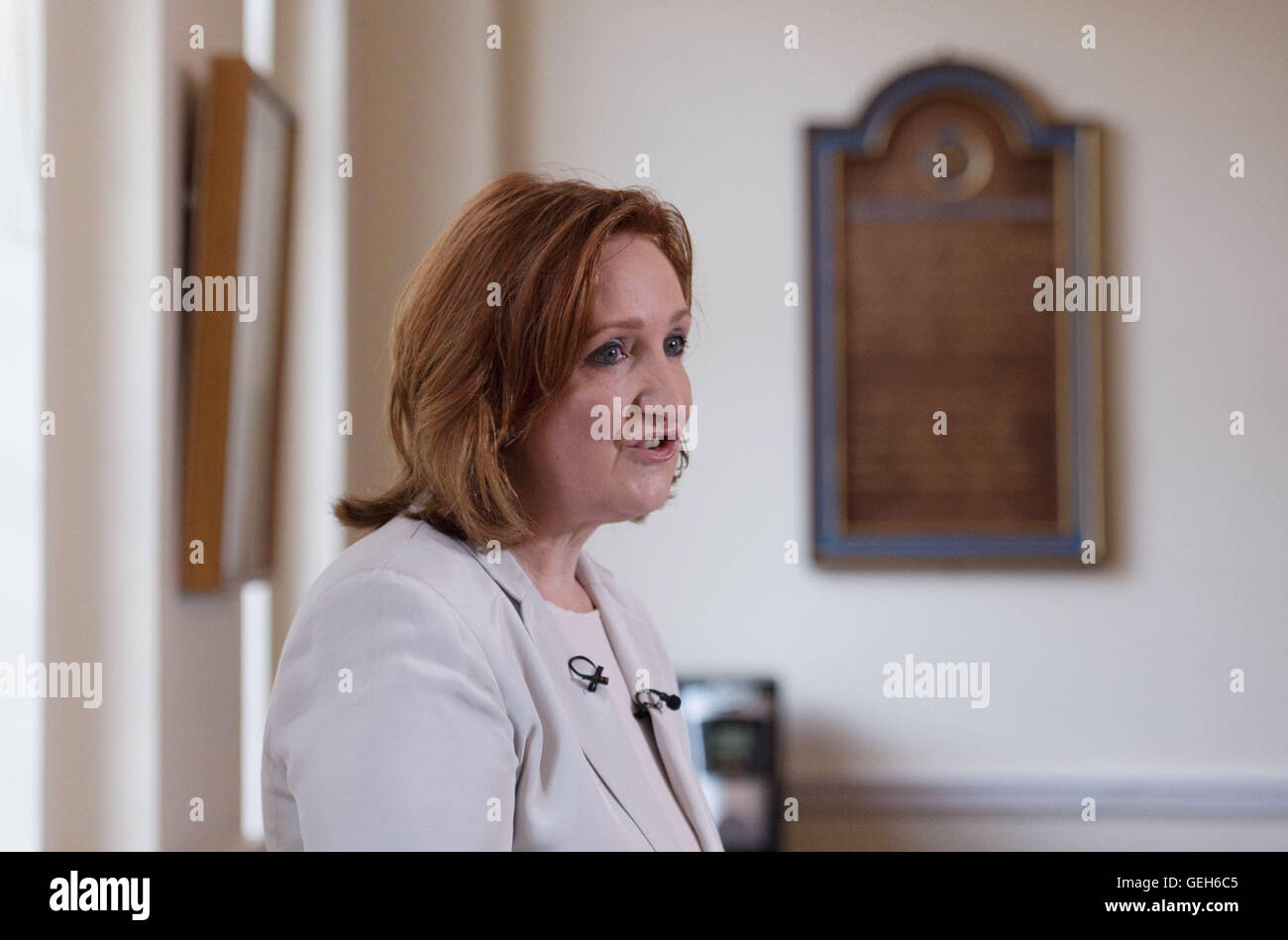 Suzanne Evans macht eine Aussage bei Mary Sumner House in Westminster, London, wo sie verkündete, sie wird nicht für Führung UKIP stehen und wird stattdessen Lisa Duffy für die Post zurück. Stockfoto