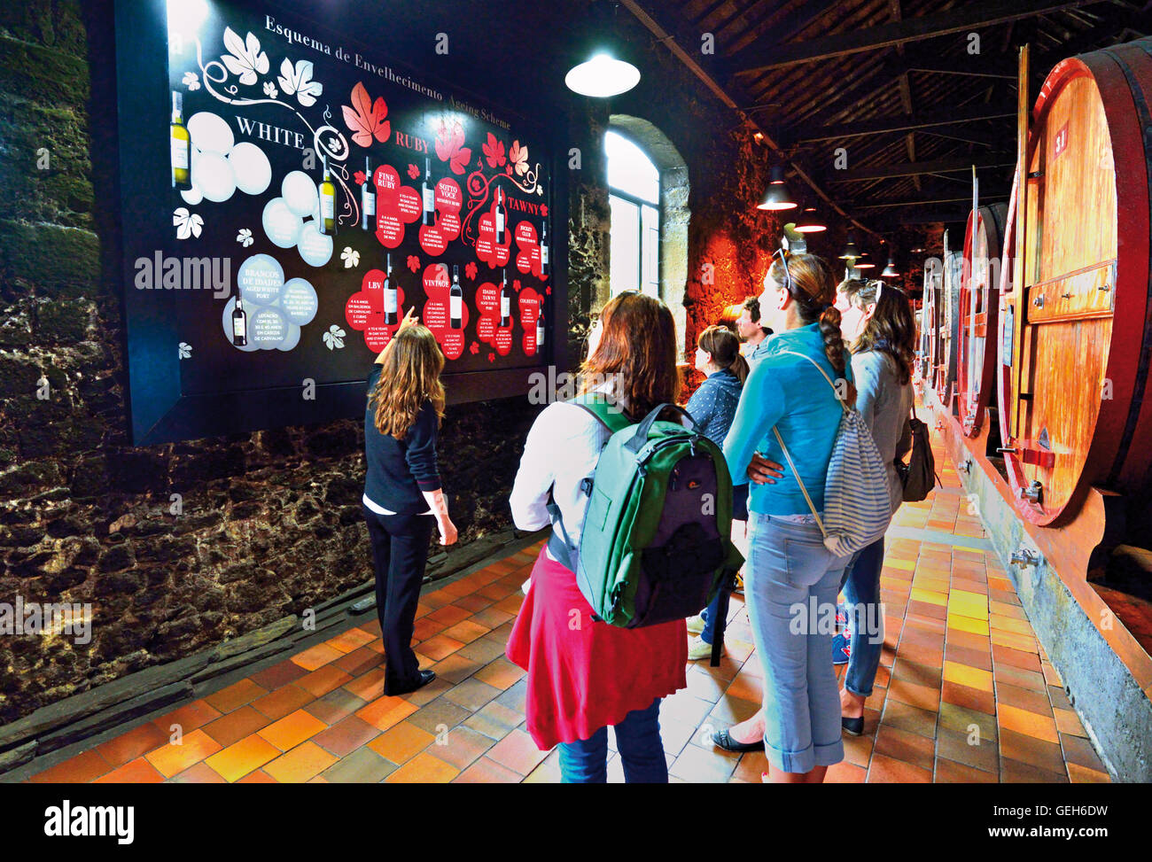 Portugal, Oporto: Reisegruppe bei Führung über Portwein im Weinkeller Burmester Stockfoto